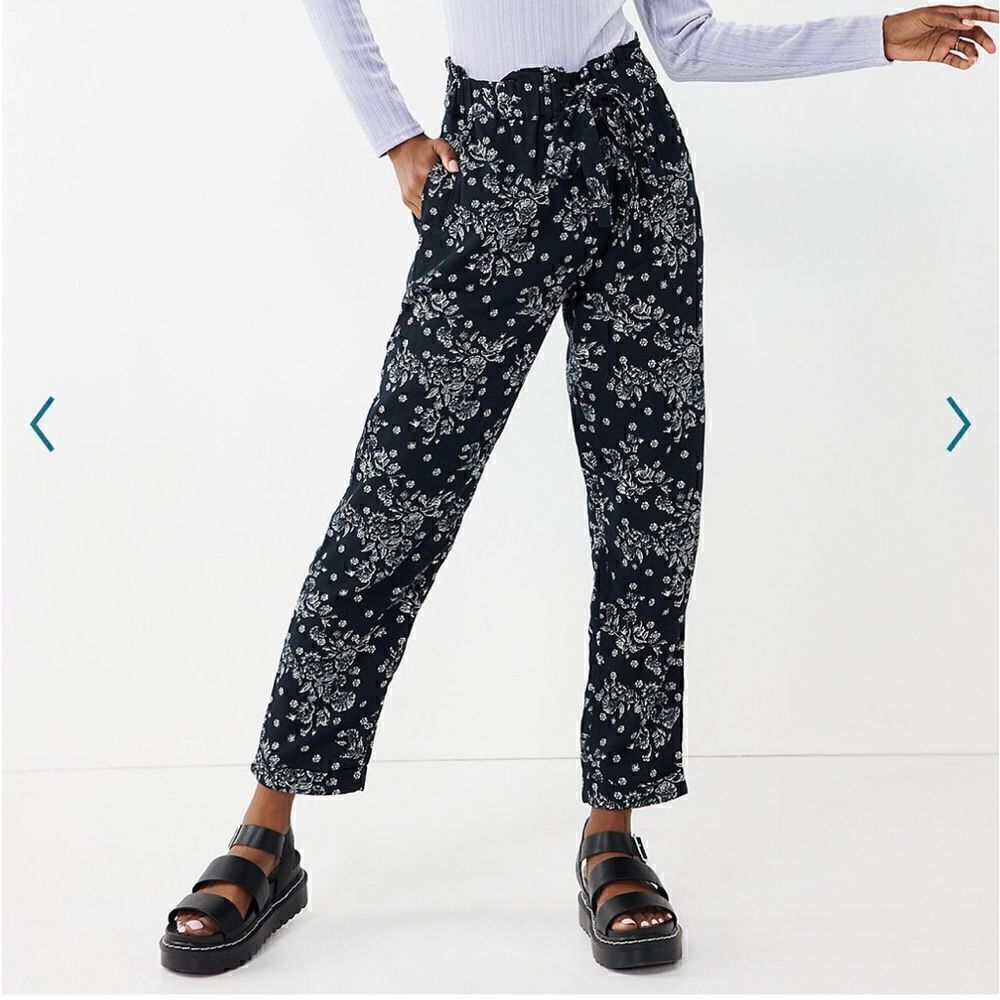 Juniors' SO® Relaxed Ankle Pants
by SO